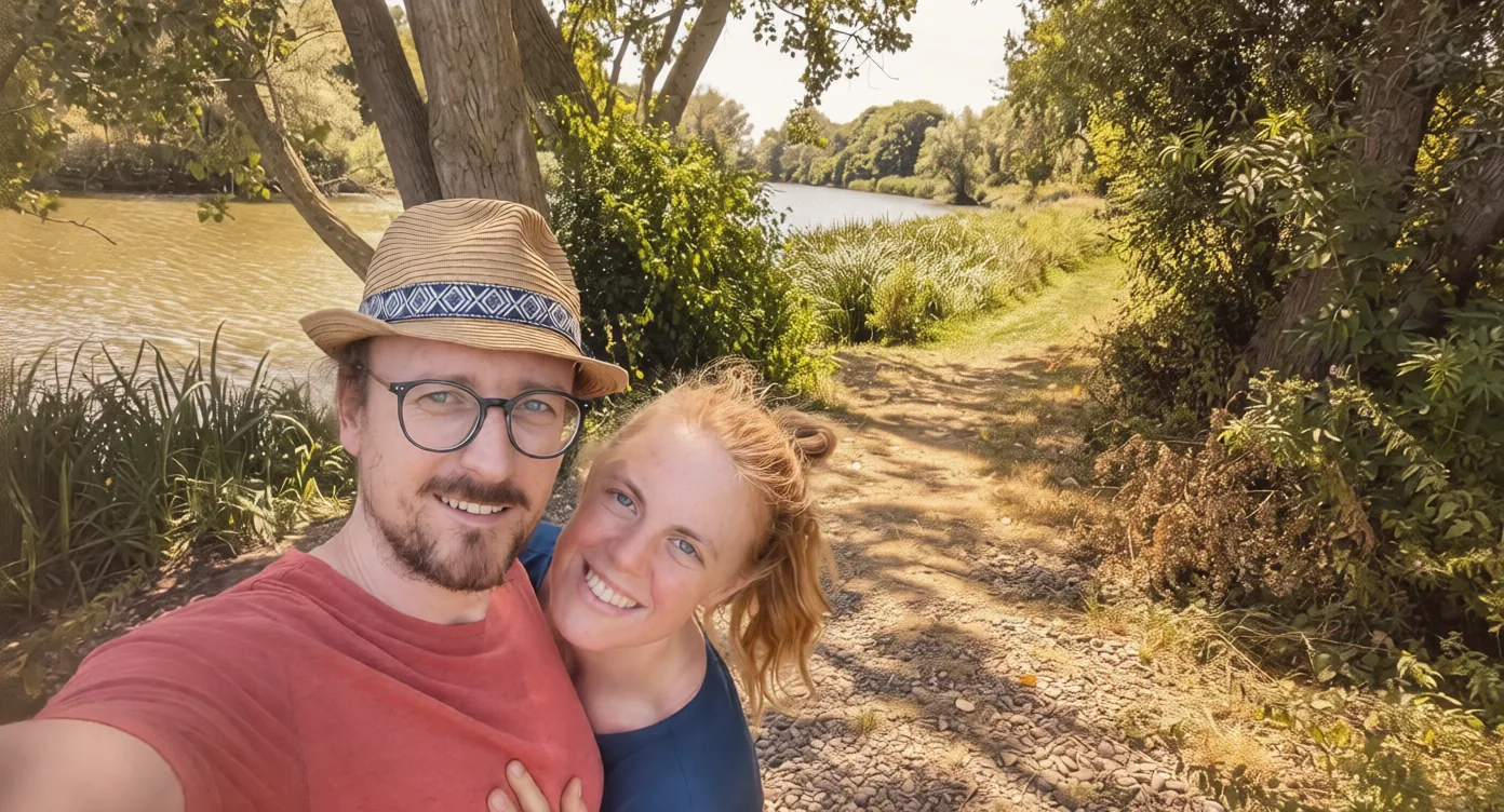 Evelien en Pieter samen, lachend in de natuur.